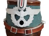 un chapeau vert orné d'un aigle blanc