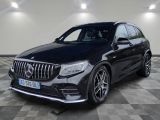 Le SUV Mercedes GLE est garé dans une grande pièce au sol carrelé en damier.