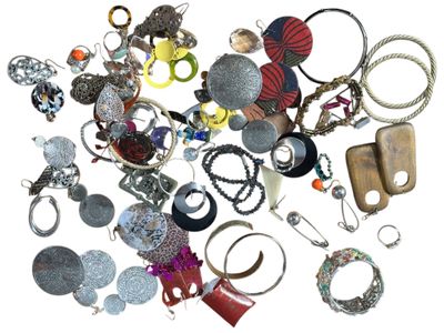 une pile de bijoux assortis sur une surface blanche