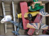 une boîte en carton remplie de jouets en bois et d'une échelle