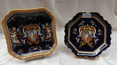 deux assiettes ornées de motifs dorés et bleus, posées sur une surface blanche