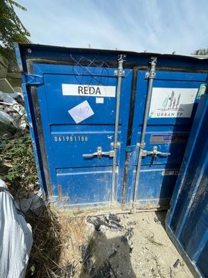 un conteneur bleu posé par terre