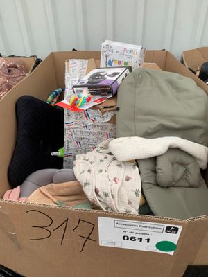 une boîte en carton remplie de vêtements et d'autres objets