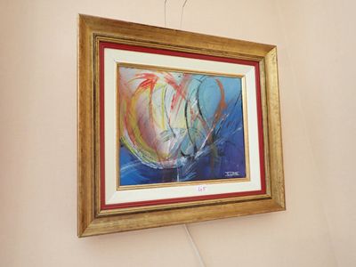 une photo d'un tableau accroché au mur