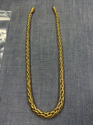 un collier en or orné d'un motif tressé