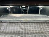 deux sièges à l'arrière d'un camion recouvert d'une toile à carreaux