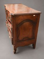 Imposante commode en noyer mouluré, ouvrant à quatre tiroirs… (photo 4)