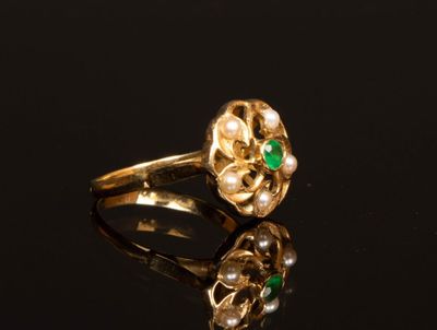 Bague en or jaune, plateau circulaire ajouré serti d'une éme… - Photo 1