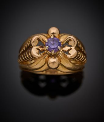 un gros plan d'une bague en or sertie d'un saphir couleur beige