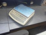 une vieille machine à écrire posée sur un bureau dans une pièce