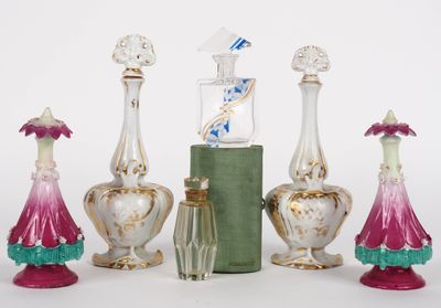 Deux différentes paires de flacons de parfum en porcelaine p… - Photo 1