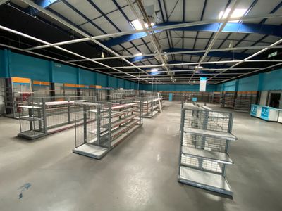 Un ensemble de rayonnages linéaires métalliques modulables à…