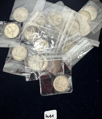une pile de pièces de monnaie posée sur une table