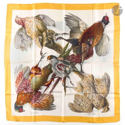 foulard en soie jaune orné de faisans sur fond blanc