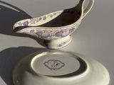 une saucière et une soucoupe posées sur une table