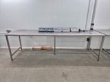 une table sur laquelle se trouvent plusieurs objets