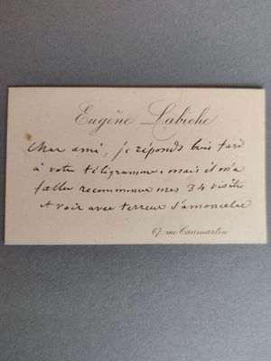un gros plan d'un morceau de papier sur lequel on a écrit