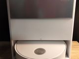 un petit appareil blanc posé sur une table en bois