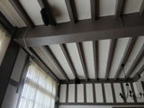 une chambre avec un lit et une fenêtre munie de rideaux