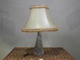 une lampe posée sur une petite table