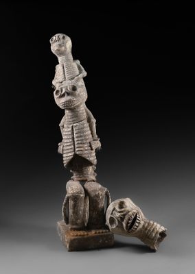 l'image d'une statue d'un homme avec un chapeau sur la tête