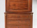 une vieille commode en bois avec deux tiroirs et un tiroir sur roulettes