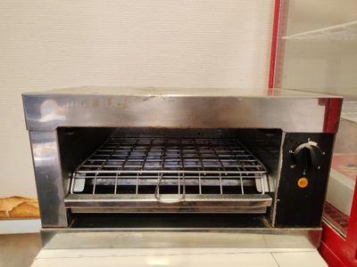 une photo d'un four grille-pain contenant du pain