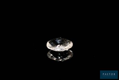 gros plan d'un diamant blanc sur une surface noire