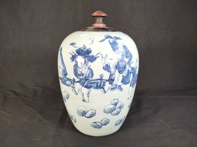 un vase bleu et blanc avec un oiseau dessus