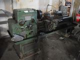 une machine qui se trouve à l'intérieur d'un bâtiment