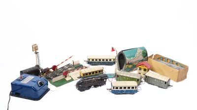 de nombreux petits trains miniatures posés sur une surface blanche