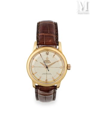 gros plan d'une montre sur une surface blanche avec un bracelet marron