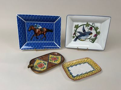 deux petits plats et un plateau orné d'une image de cheval