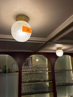 2 Plafonniers globe en verre, base couleur or, verre strié t…