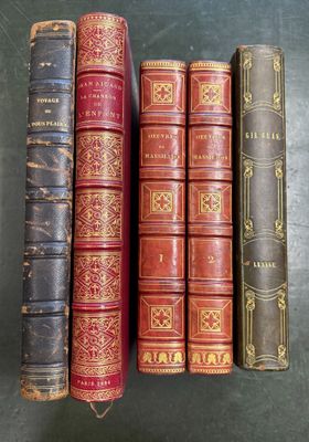 plusieurs vieux livres sont alignés sur une table