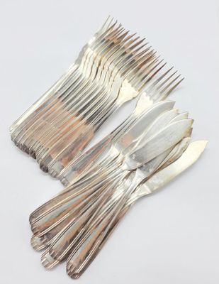 un service d'argenterie composé de fourchettes et de cuillères, posé sur une surface blanche