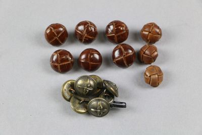 un grand nombre de boutons posés sur une table