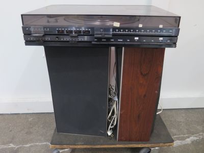 une photo d'une chaîne hi-fi posée sur un meuble