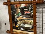 un miroir accroché au mur d'un magasin