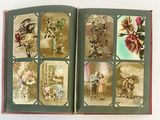 un livre ouvert contenant des images de personnes et de fleurs