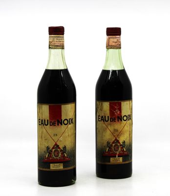 deux bouteilles de vin rouge posées l'une à côté de l'autre sur une surface blanche
