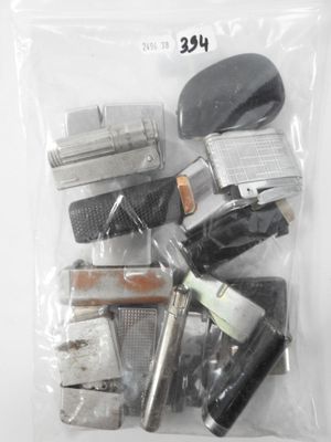 un sac contenant divers objets qui se trouvent à l'intérieur