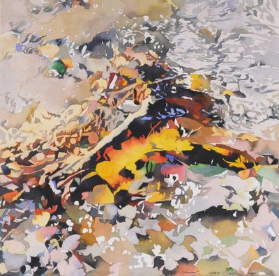 une image représentant un oiseau perché sur un tas de feuilles