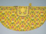 un gros plan d'un sac à main jaune orné de fleurs