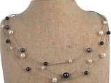 un mannequin portant un collier de perles