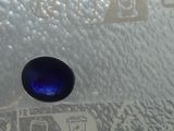 une photo en gros plan d'un objet en verre bleu posé sur une table