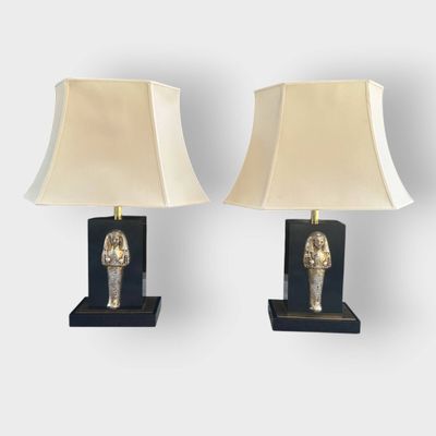 Paire de lampes à décor de sarcophage en bronze en applique …