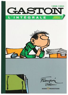 un livre sur lequel figure un personnage de bande dessinée assis à un bureau devant une pile de papiers