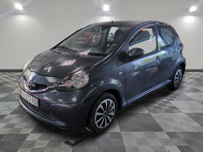 la photo d'une petite voiture garée dans un garage