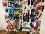 un mur sur lequel sont accrochés de nombreux outils différents dans la pièce